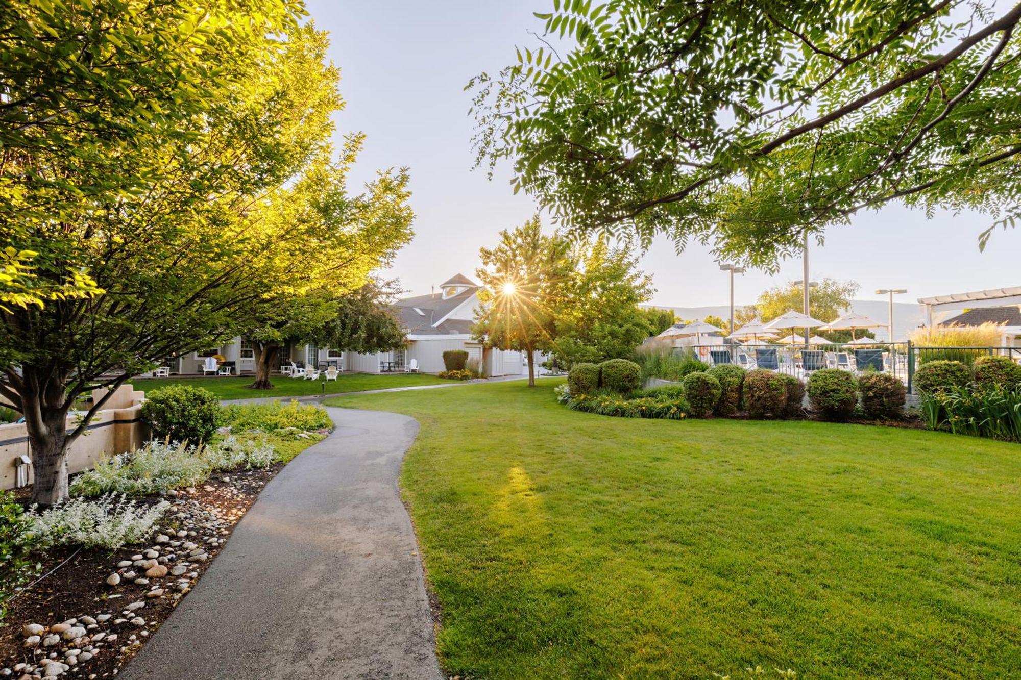 Balcomo, A Ramada By Wyndham Penticton Exterior foto
