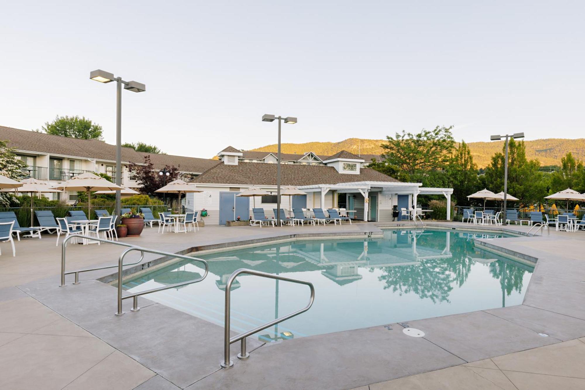 Balcomo, A Ramada By Wyndham Penticton Exterior foto